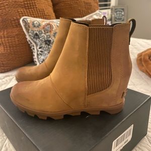 Sorel Joan of Arctic Wedge II Chelsea boots- Sz 9.5